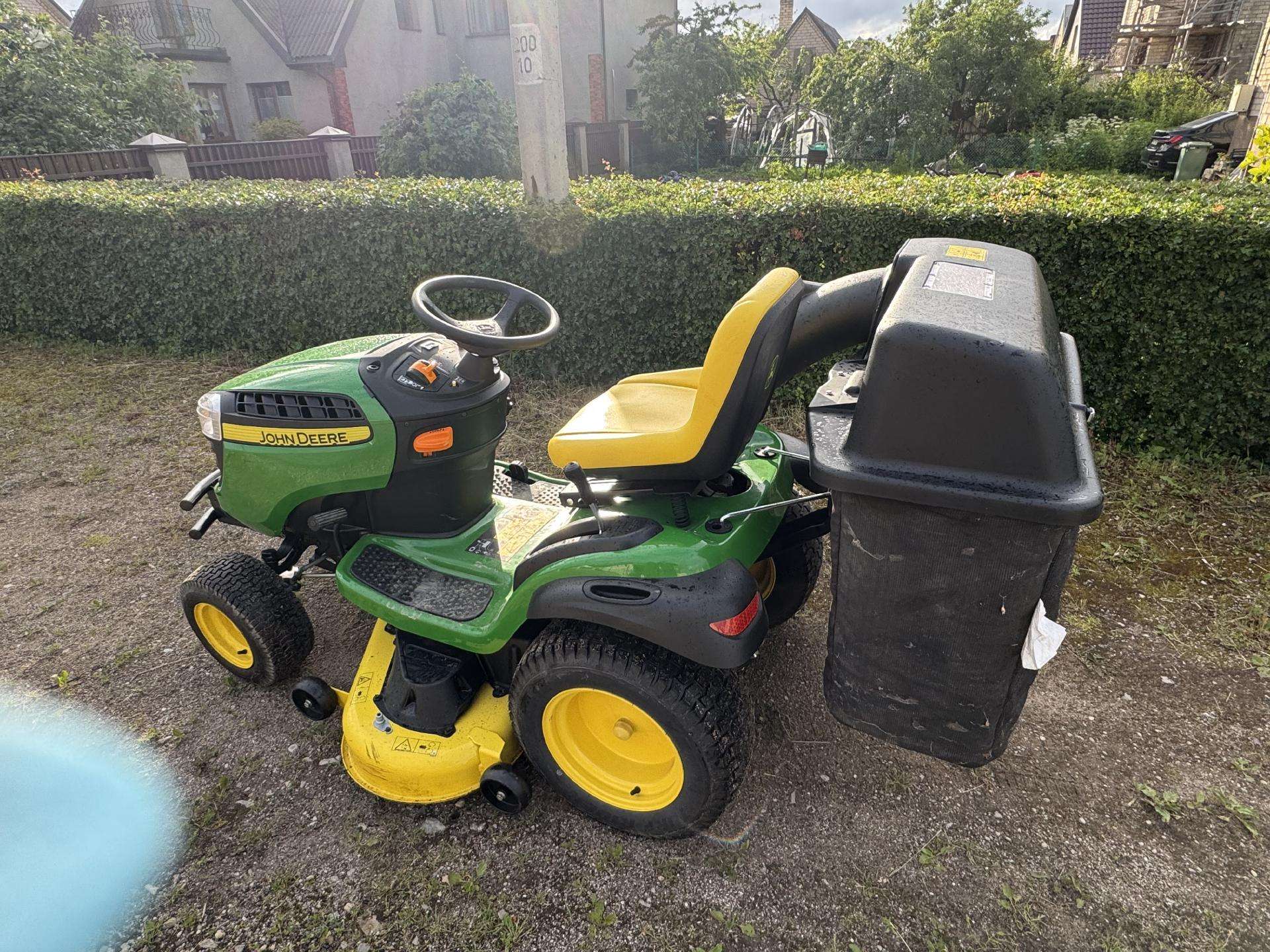 John Deere X165